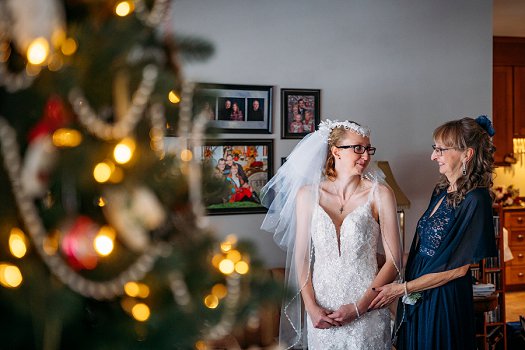 bride and mom getting ready